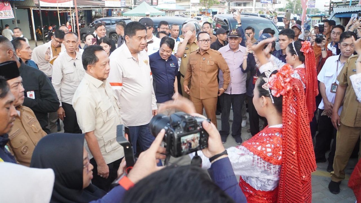 Komisioner BP Tapera Dampingi Menteri PKP Tinjau Penanganan Permukiman Kumuh di Desa Parit Baru Kubu Raya