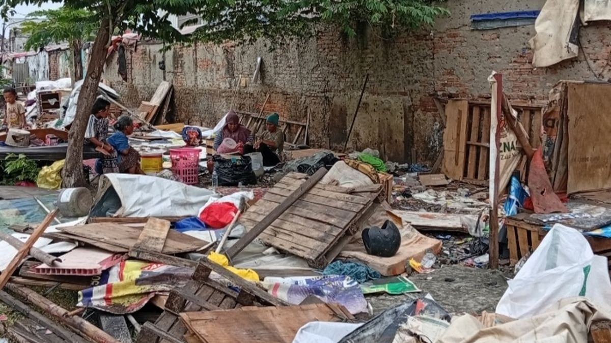 Rumah Liar Pinggir Rel Senen Dibongkar, Warga Siap Direlokasi ke Rusun