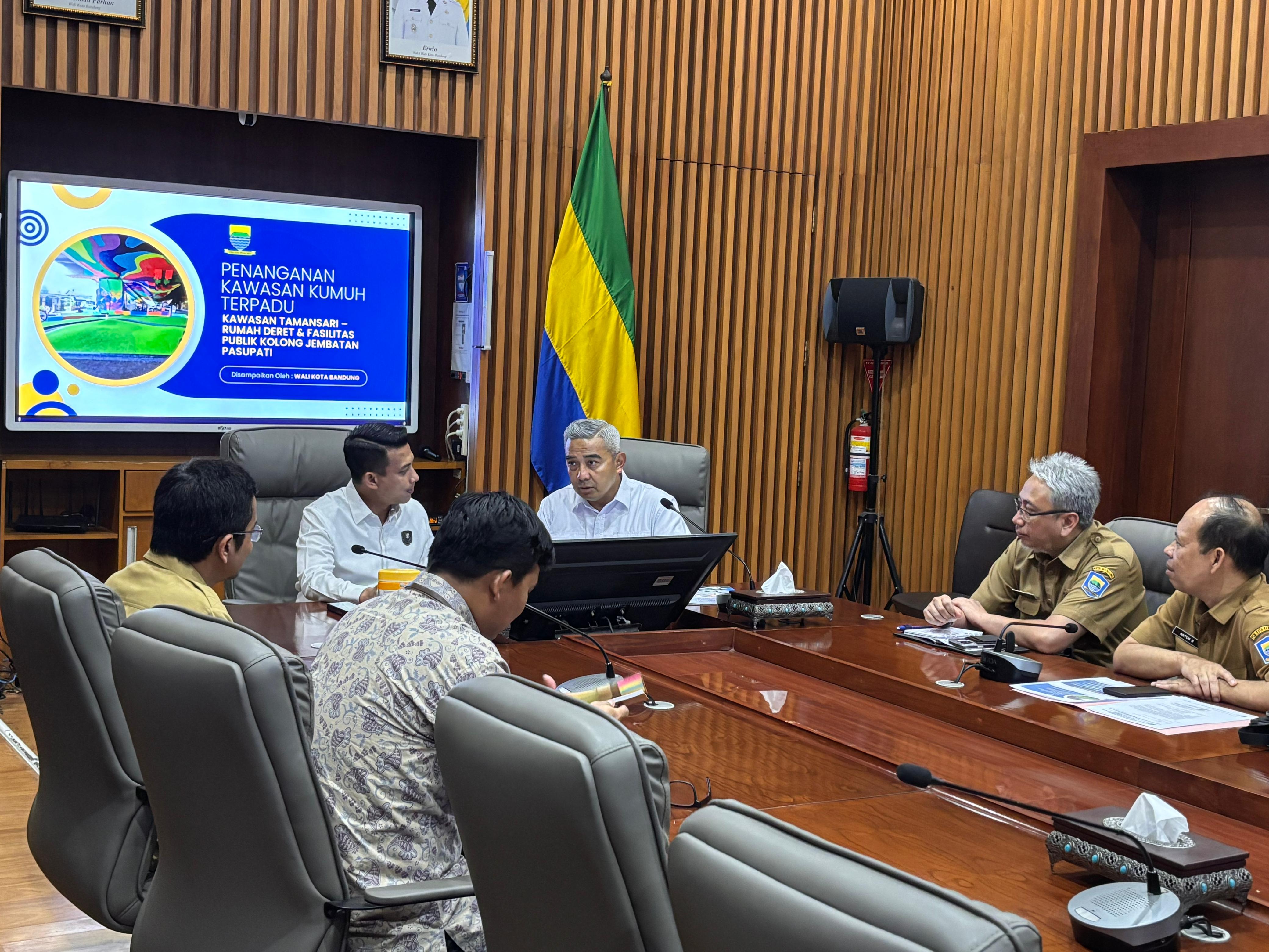 Kunjungan Lapangan untuk Meninjau Perkembangan Penataan Kawasan Permukiman di Tamansari (RDTS) - Foto