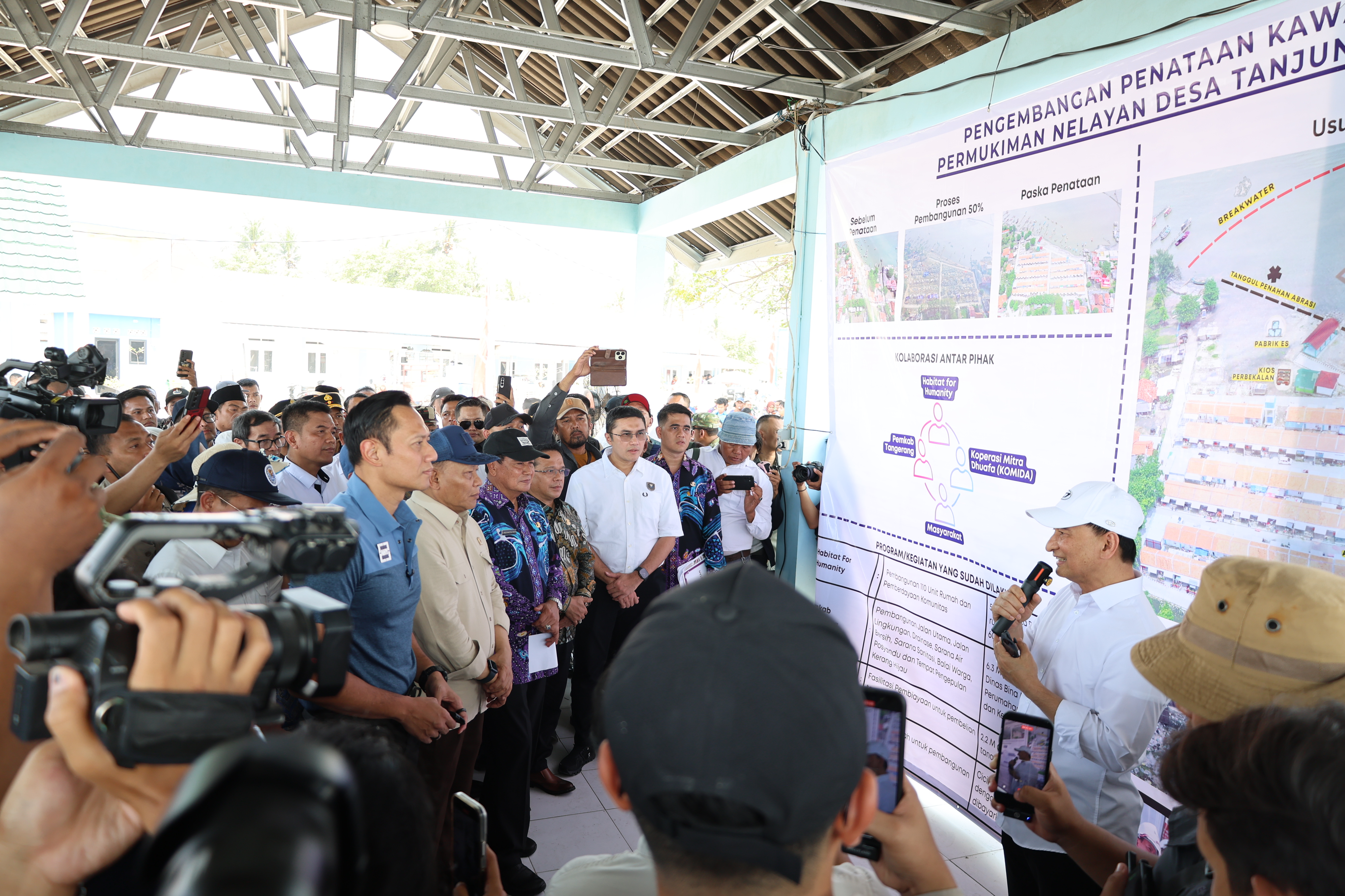 Kunjungan Menko ke Kampung Nelayan Tanjung Kait - Foto