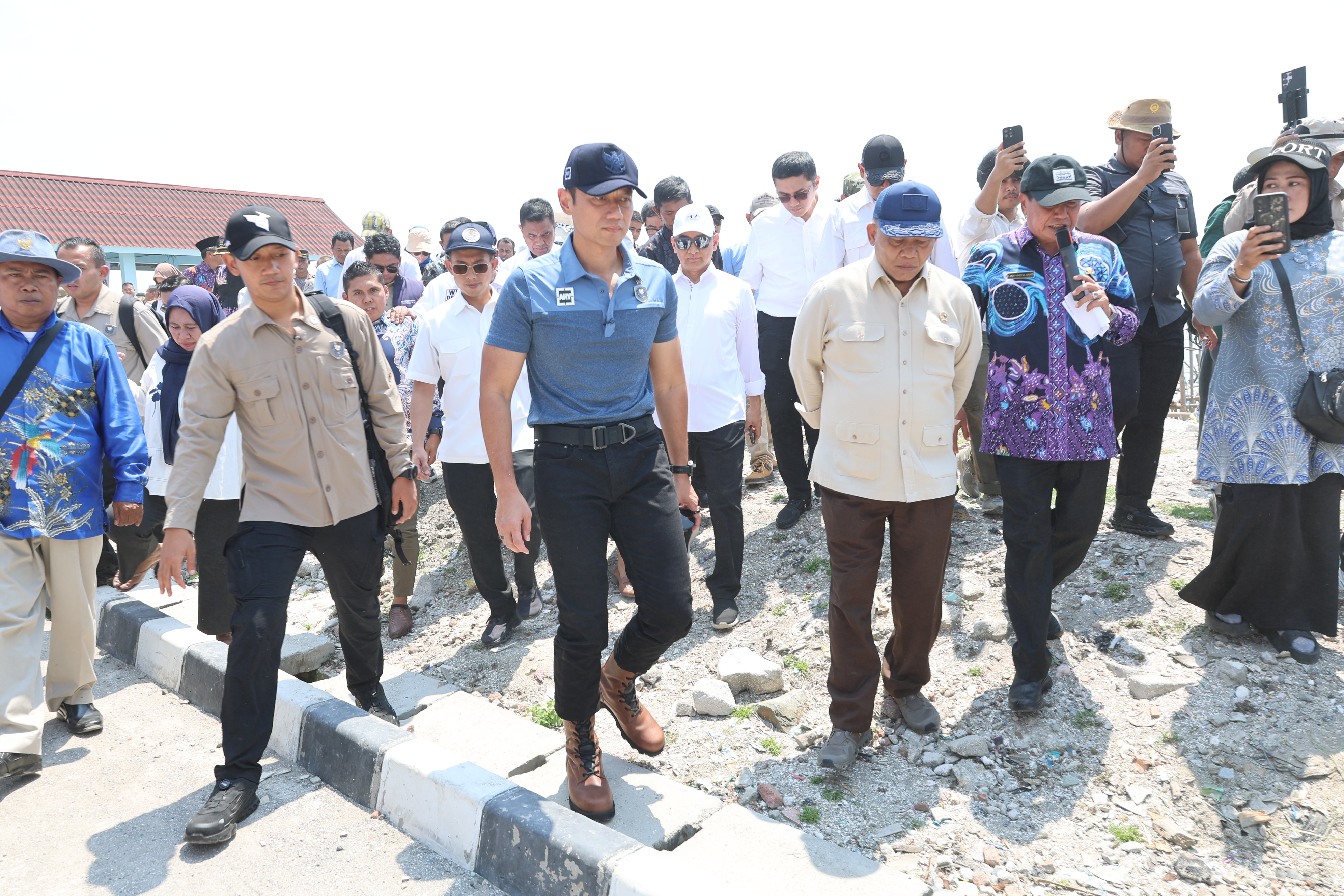 Kunjungan Menko ke Kampung Nelayan Tanjung Kait - Foto
