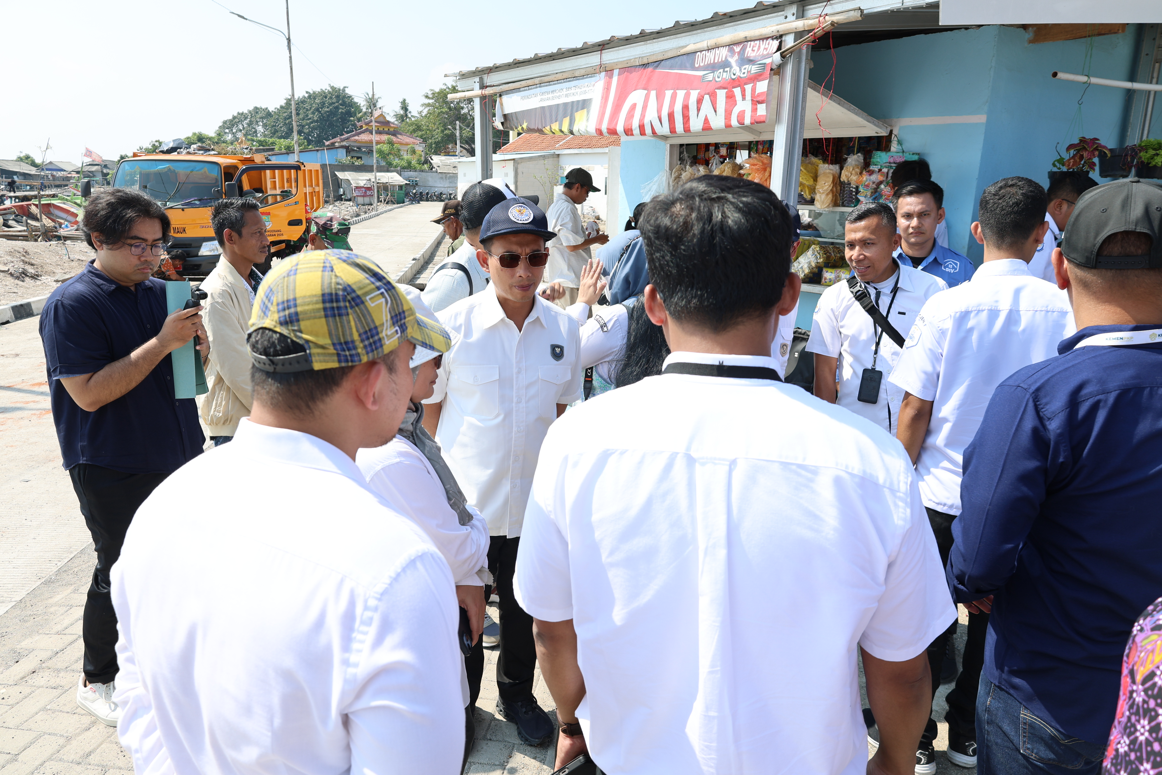 Kunjungan Menko ke Kampung Nelayan Tanjung Kait - Foto