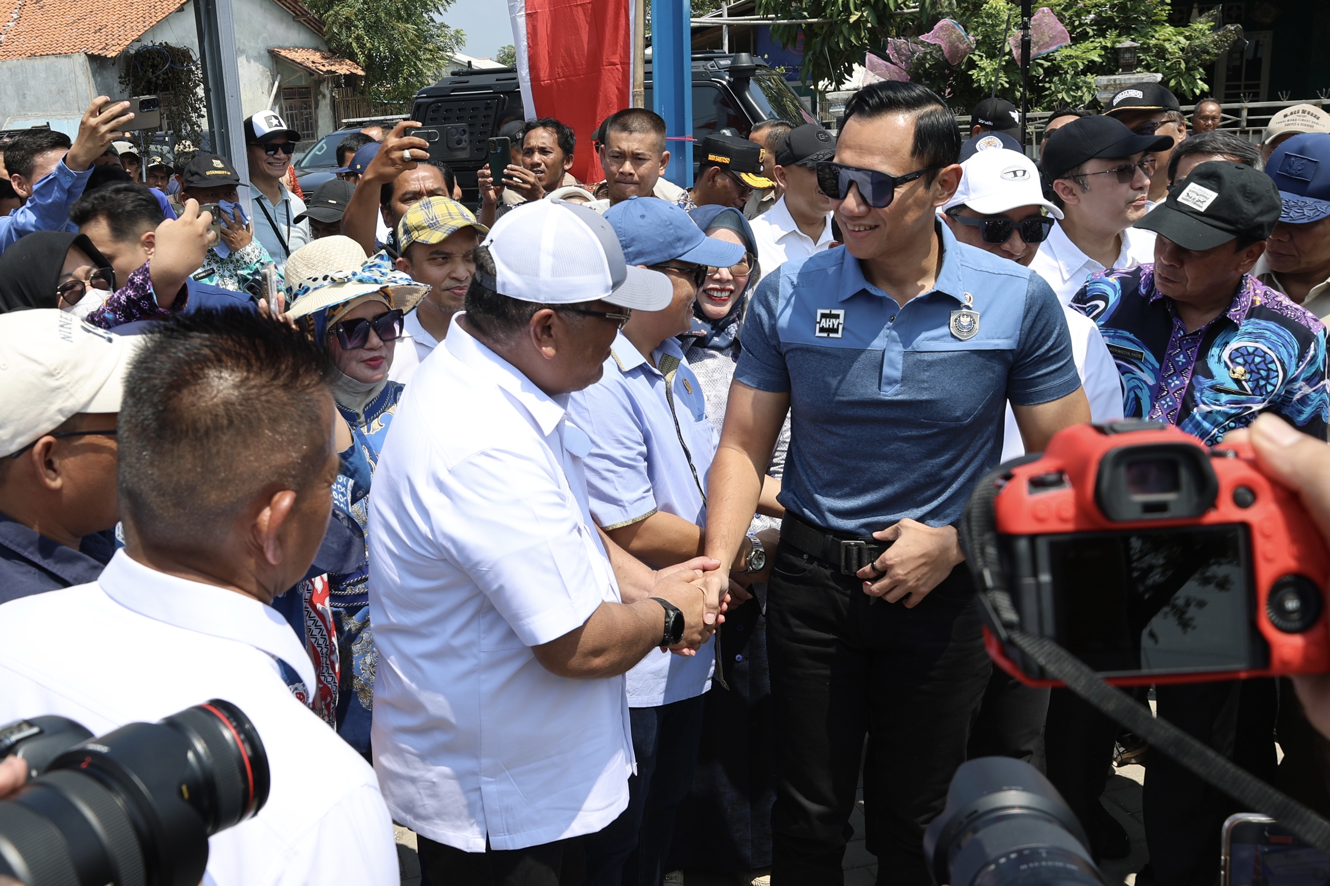 Kunjungan Menko ke Kampung Nelayan Tanjung Kait - Foto