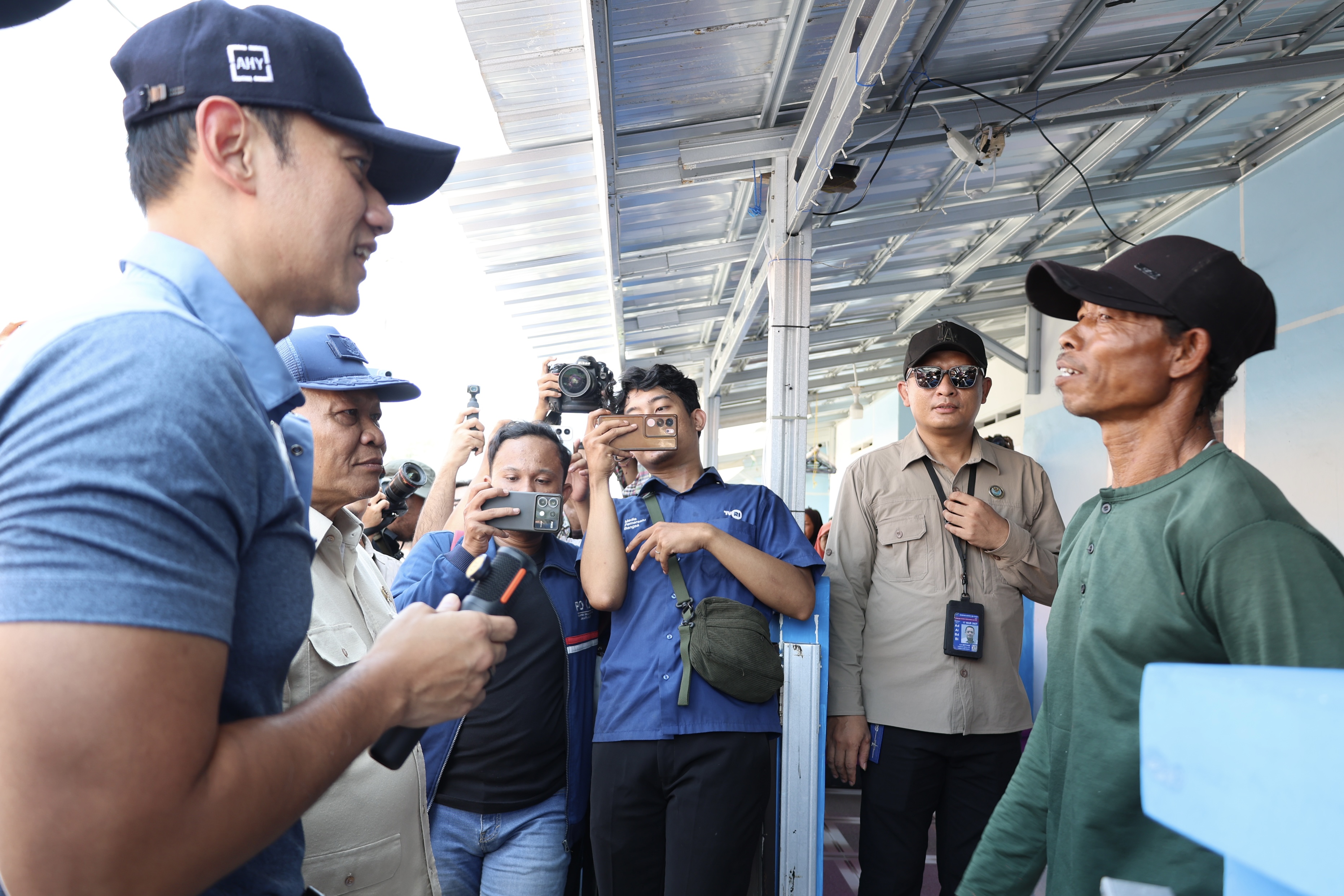 Kunjungan Menko ke Kampung Nelayan Tanjung Kait - Foto