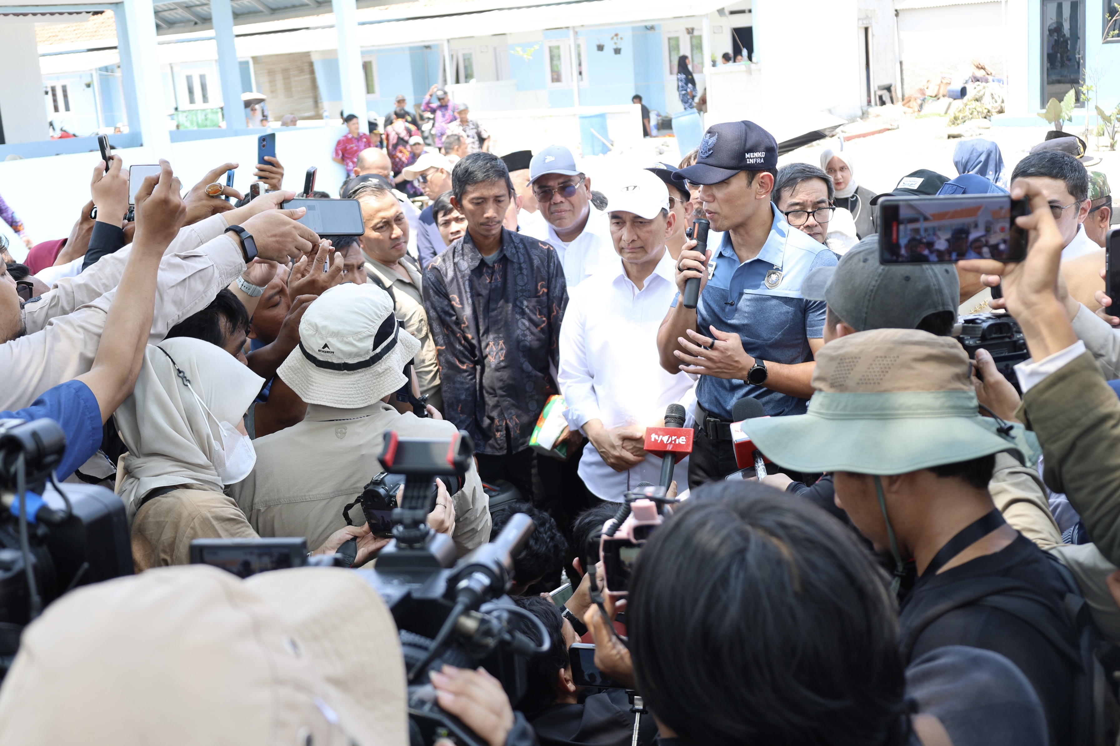 Kunjungan Menko ke Kampung Nelayan Tanjung Kait - Foto